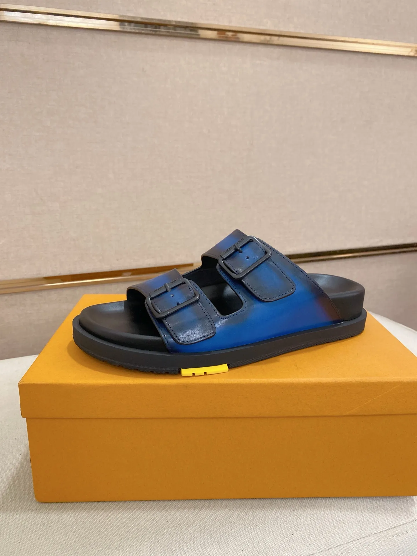 Factory price: 420💰Made by LV🔍Top purchasing agent. Men's spring and summer slippers are available at the same counter. The uppers are made of cowhide imported from Italy. High-quality craftsmanship, soles: original soles specially provided by the original factory, exclusive movable molded soles are super comfortable, original factory follow-up goods, 🔍🔍high quality, can be entered and exited the counter at will, welcome to compare, code number 38-44. Can be customized45
